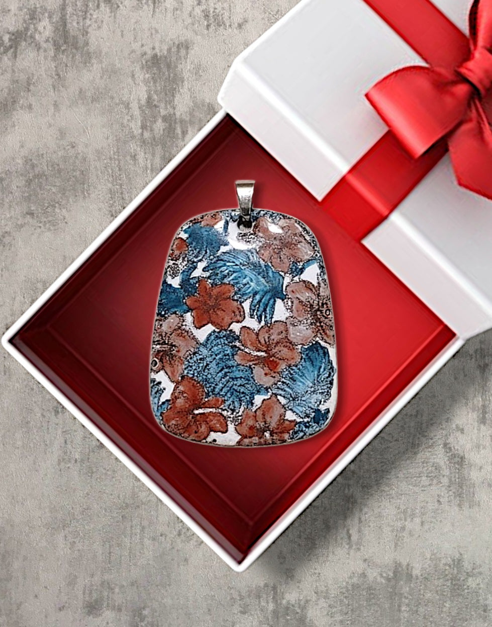pendentif de la ligne Liberty chez maison CALUB, pendentif trapézoïdal en émail peint à la main dans les tons rouges et verts, et monté sur un simple cordon