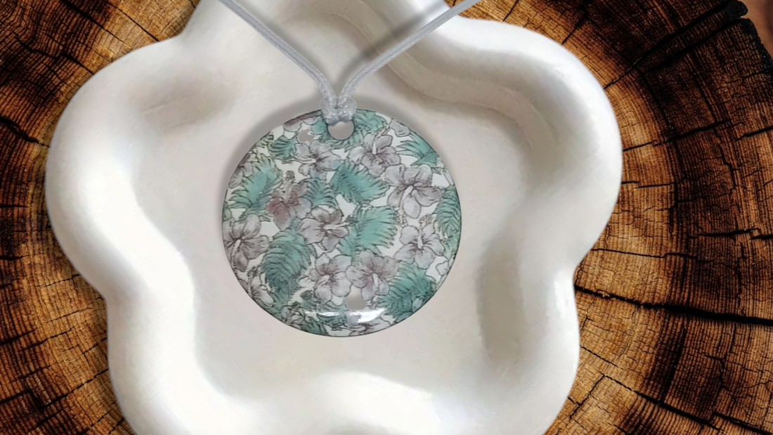 Pendentif en émail issu de la collectionLiberty chez maison CALUB créateur de bijoux en émail grand feu en Provence