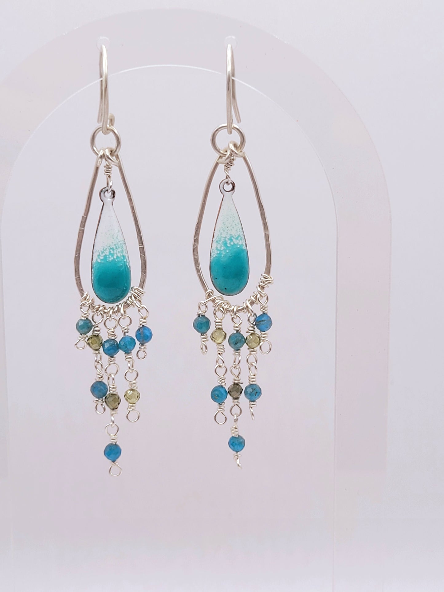 Boucles d'oreilles chandelier émail turquoise argent apatite olivine création artisanale Maison Calub