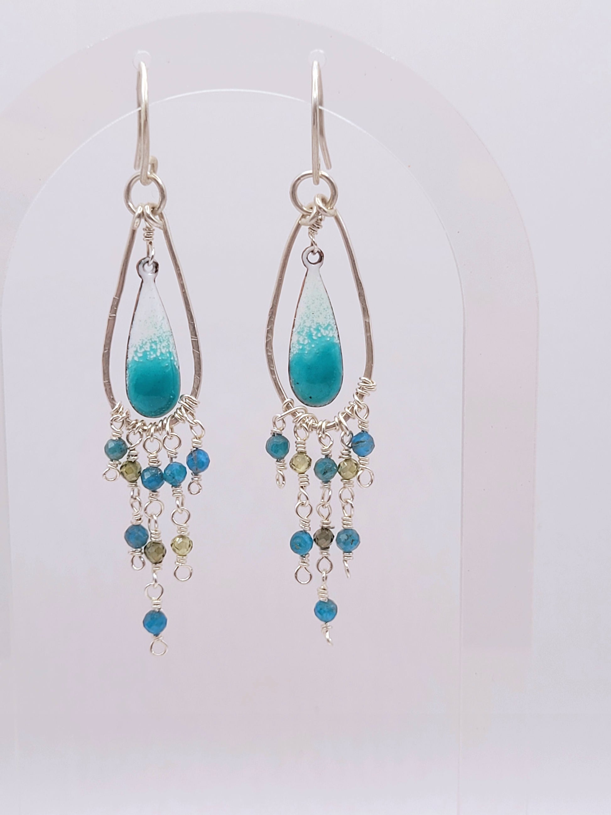 Boucles d'oreilles chandelier émail turquoise argent apatite olivine création artisanale Maison Calub