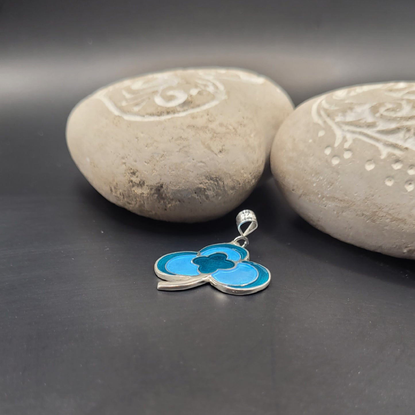 Pendentif artisanal emaux argent, trèfle porte-bonheur bleu turquoise