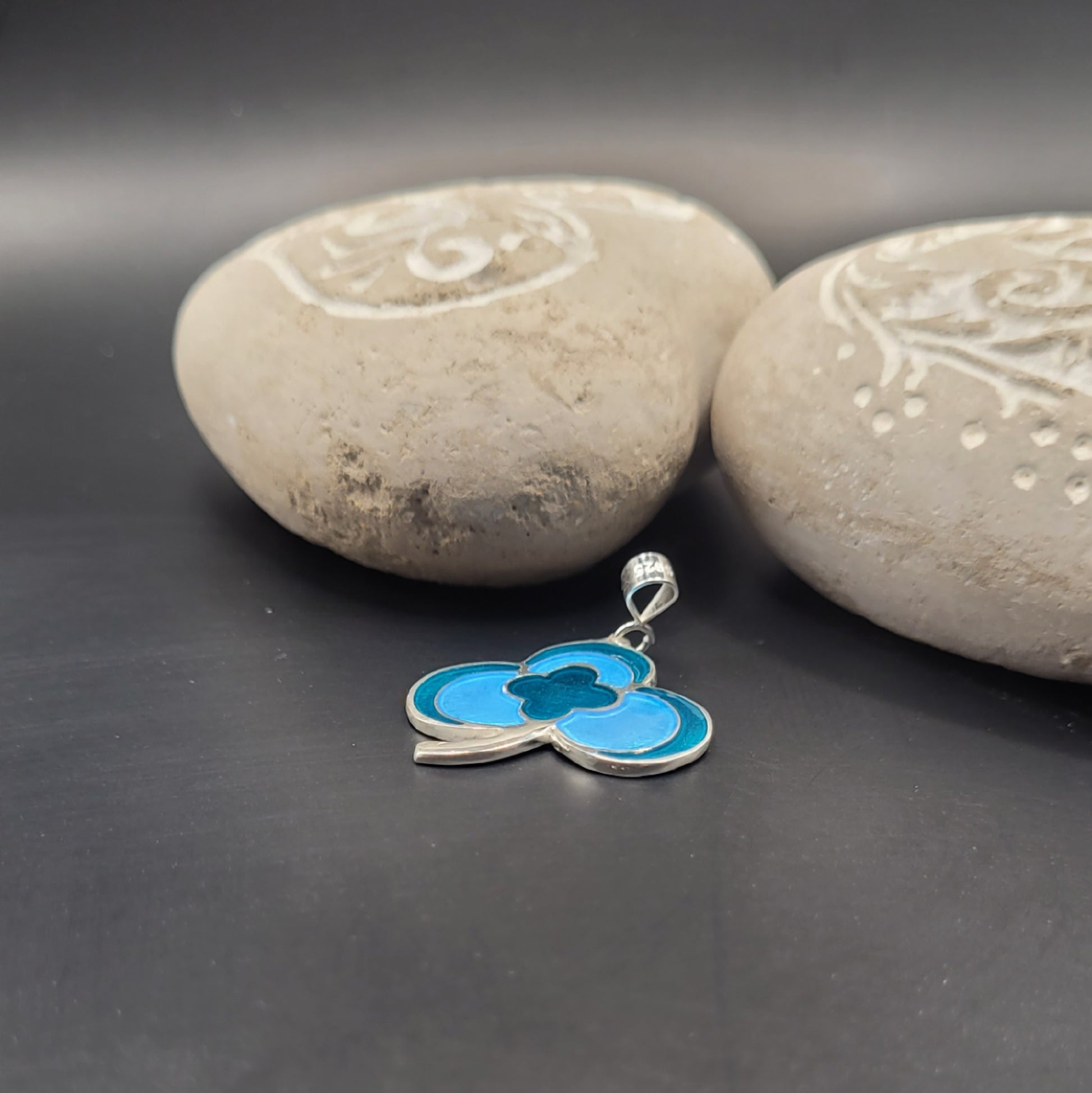 Pendentif artisanal emaux argent, trèfle porte-bonheur bleu turquoise