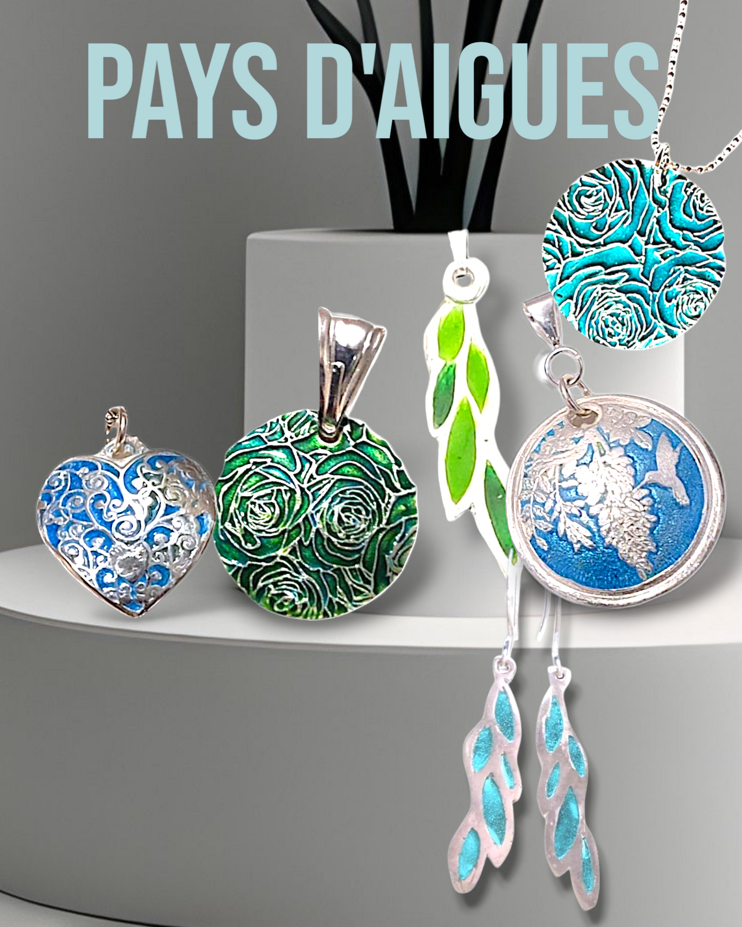 boucles d'oreilles feuilles de laurier en émail plique-à-jour turquoise parmi d'autres bijoux  artisanaux de chez maison CALUB