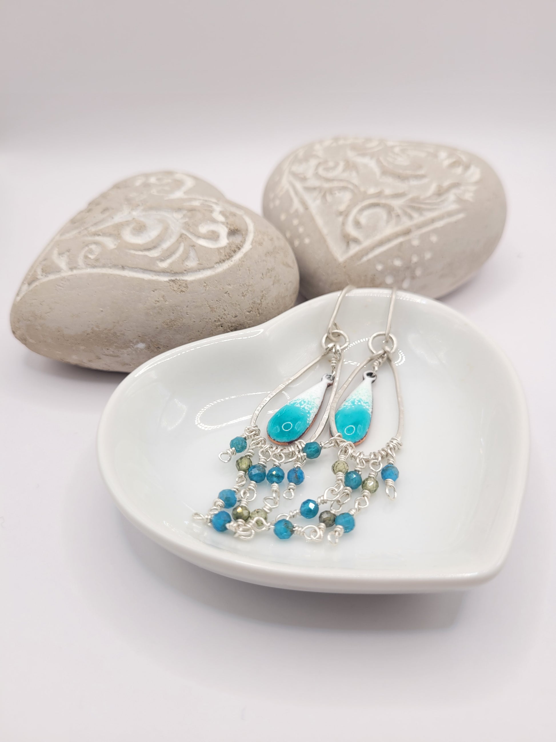 Boucles d'oreilles chandelier émail turquoise argent apatite olivine création artisanale Maison Calub