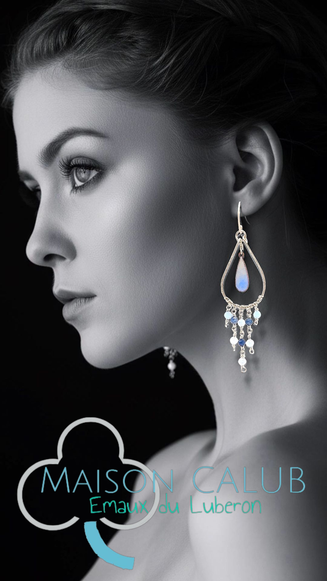 mannequin portant les Boucles d'oreilles chandelier argent aigue-marine émail bleu  création artisanale maison calub