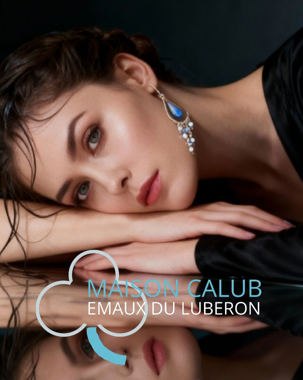 mannequin portant les Boucles d'oreilles chandelier argent aigue-marine émail bleu  création artisanale maison calub