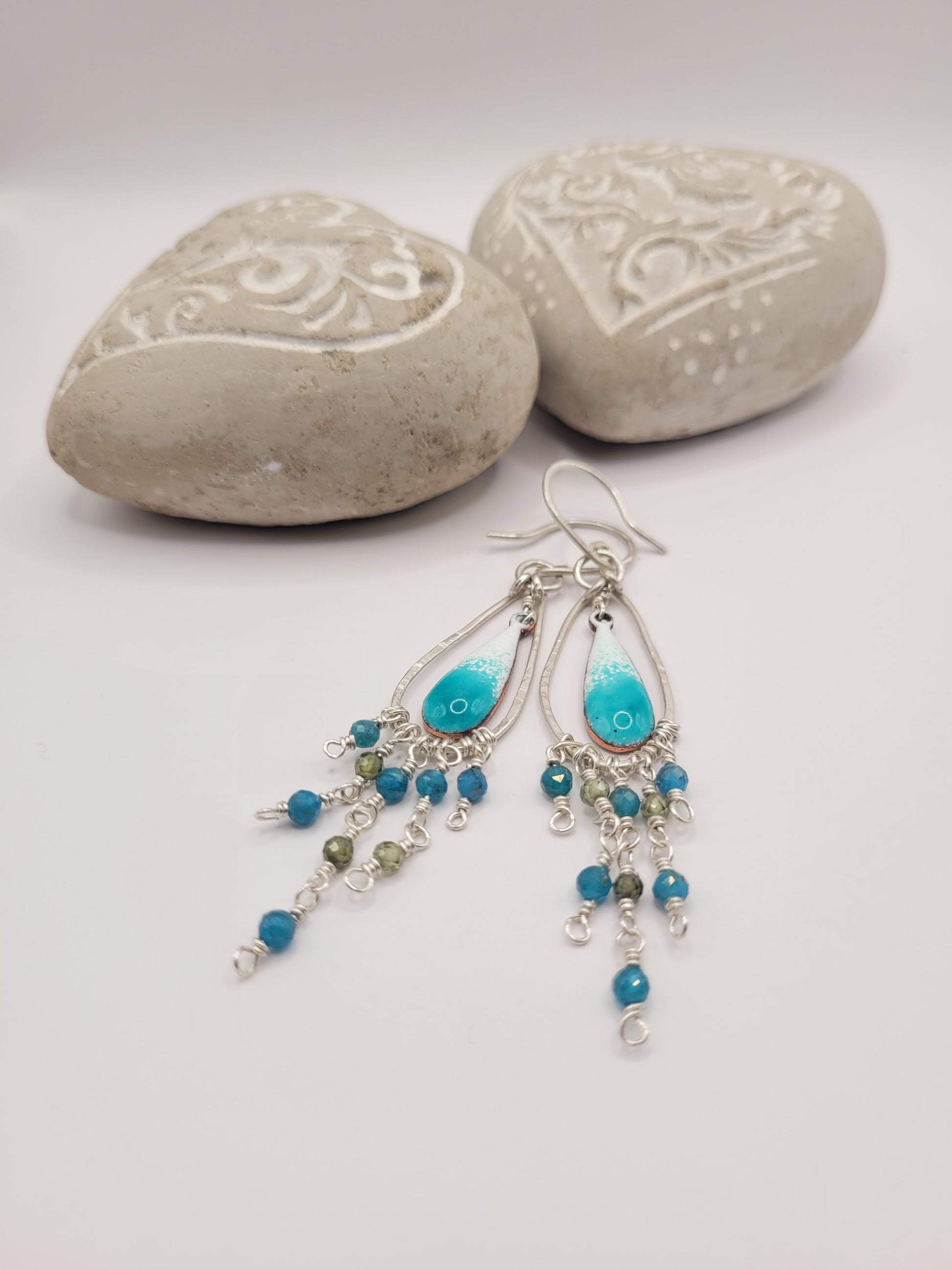 Boucles d'oreilles chandelier en émail turquoise dégradé avec cascade de perles naturelles turquoise et olivine - Collection unique - Maison CALUB