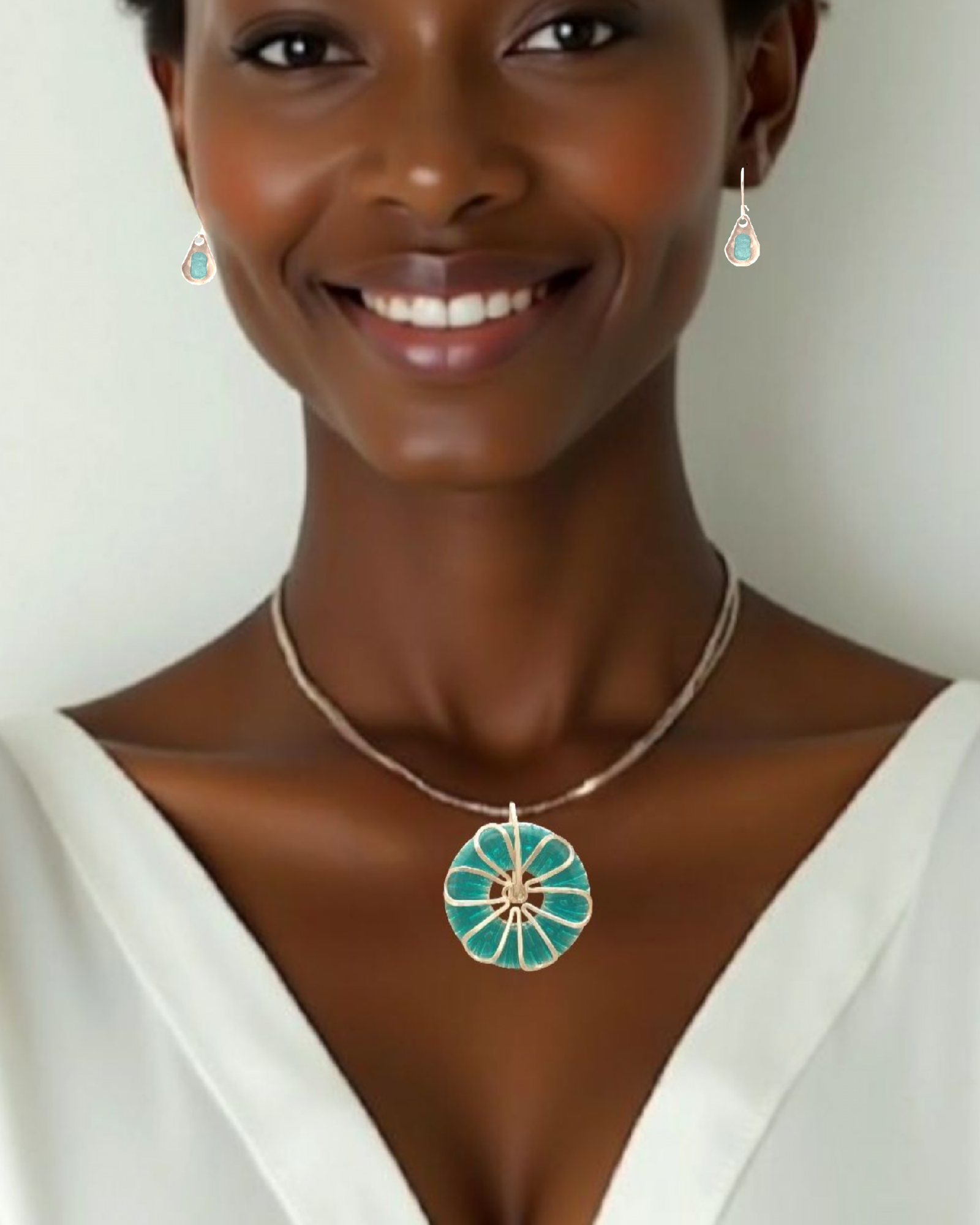 pendentif roue fleur turquoise basse-taille argent fin email grand feu et motif en argent - maison calub