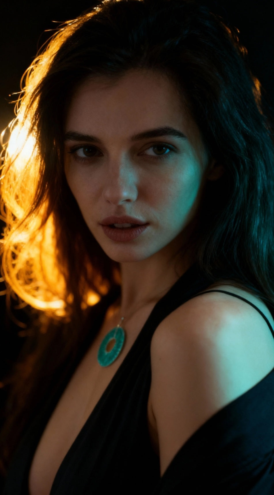 femme portant un bijou artisanal en émail grand feu. pendentif ROUE émail basse-taille sur argent fin de couleur turquoise -  maison CALUB émaux du Luberon