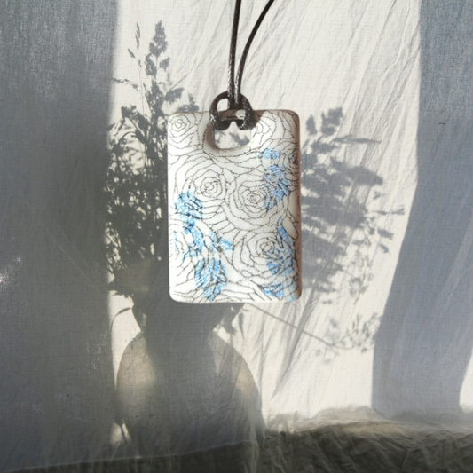 ROSES BLANCHES Pendentif en émail sur cuivre