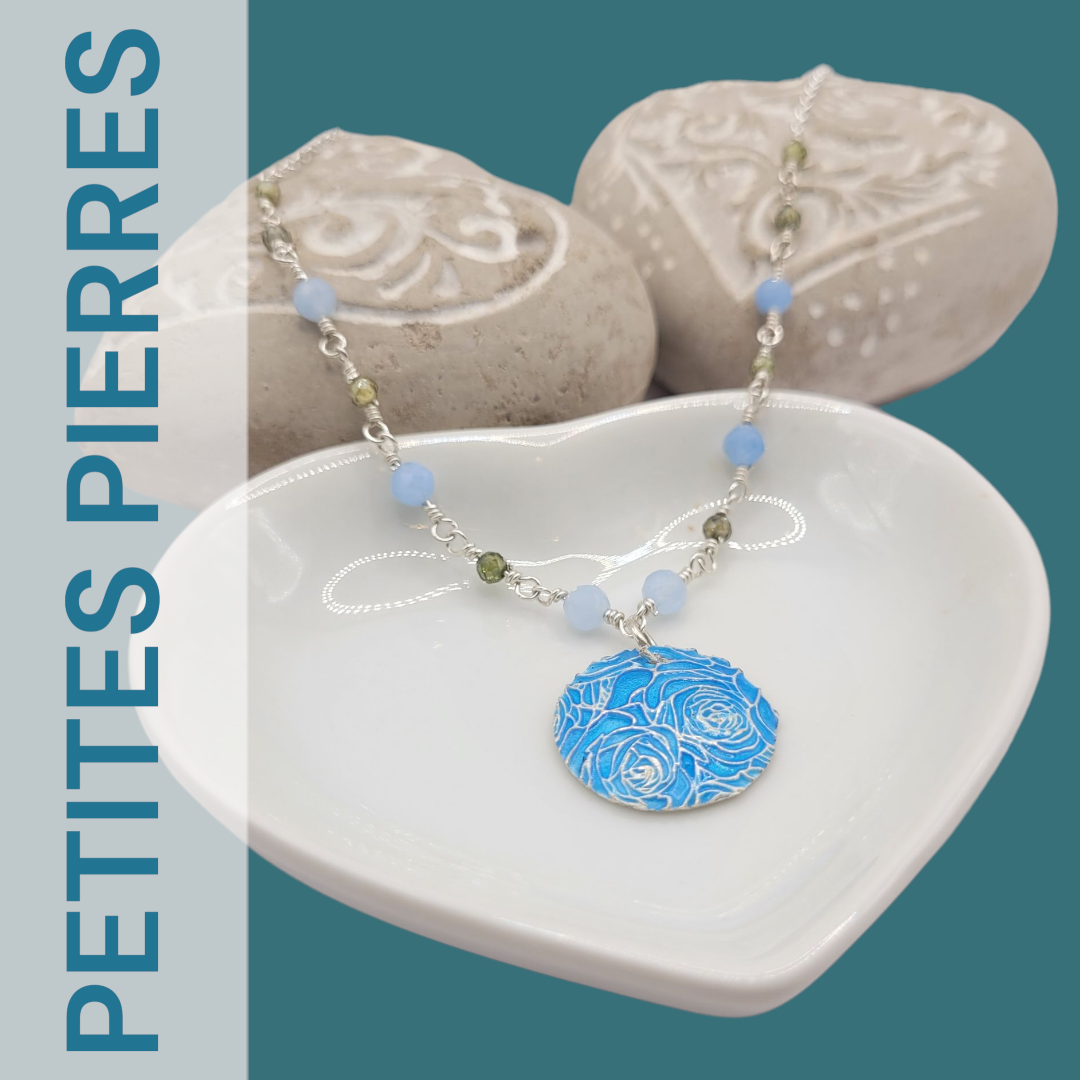 pendentif bouquet de roses en champlevé émail sur argent fin avec rimbambelle de petites pierres naturelles et fine chaine argent. Bijou artisanal made in France chez maison calub les émaux du Luberon cadeau original