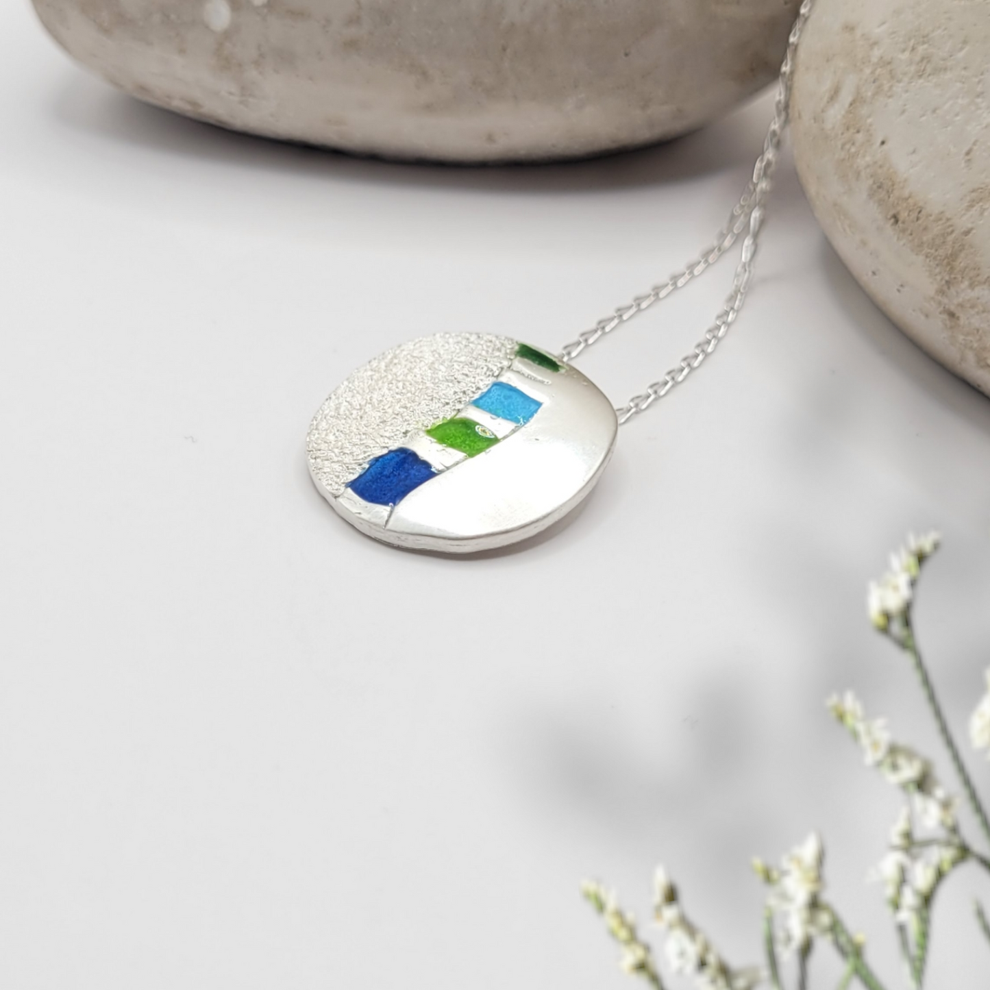 Pendentif Géométrique Bleu et Vert – Émail Champlevé sur Argent Fin - Maison CALUB