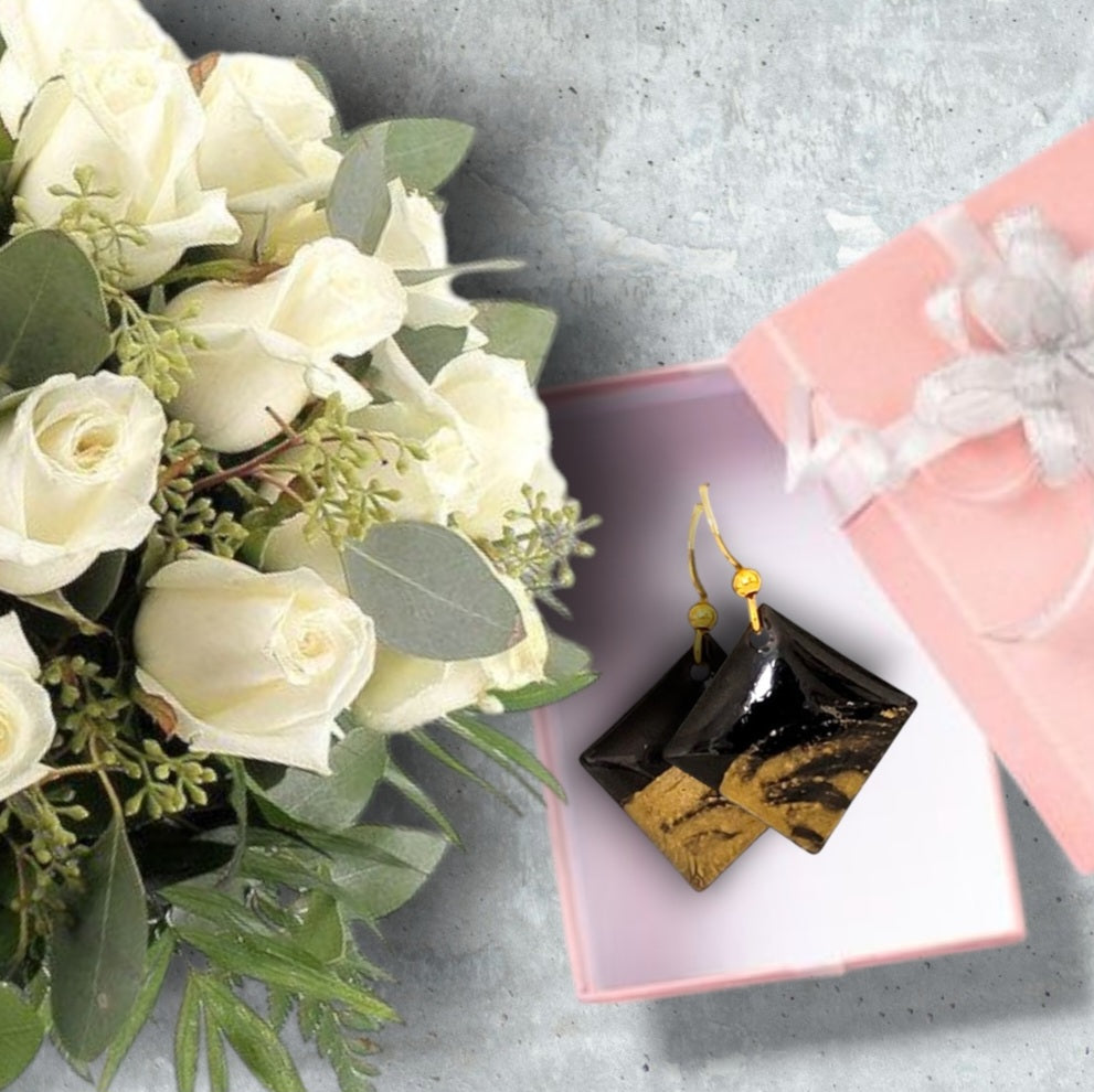 bijou artisanal boucles d'oreilles chic noir et doré losange pendant email sur cuivre . Emaux traditionnels fait main chez maison calub