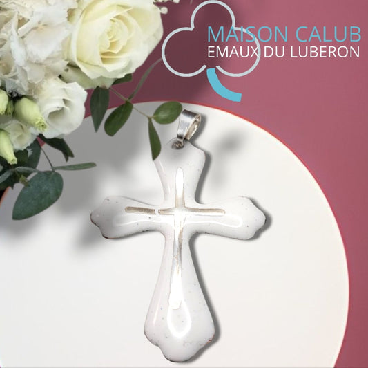 Pendentif croix classique en émail et une touche d'argent