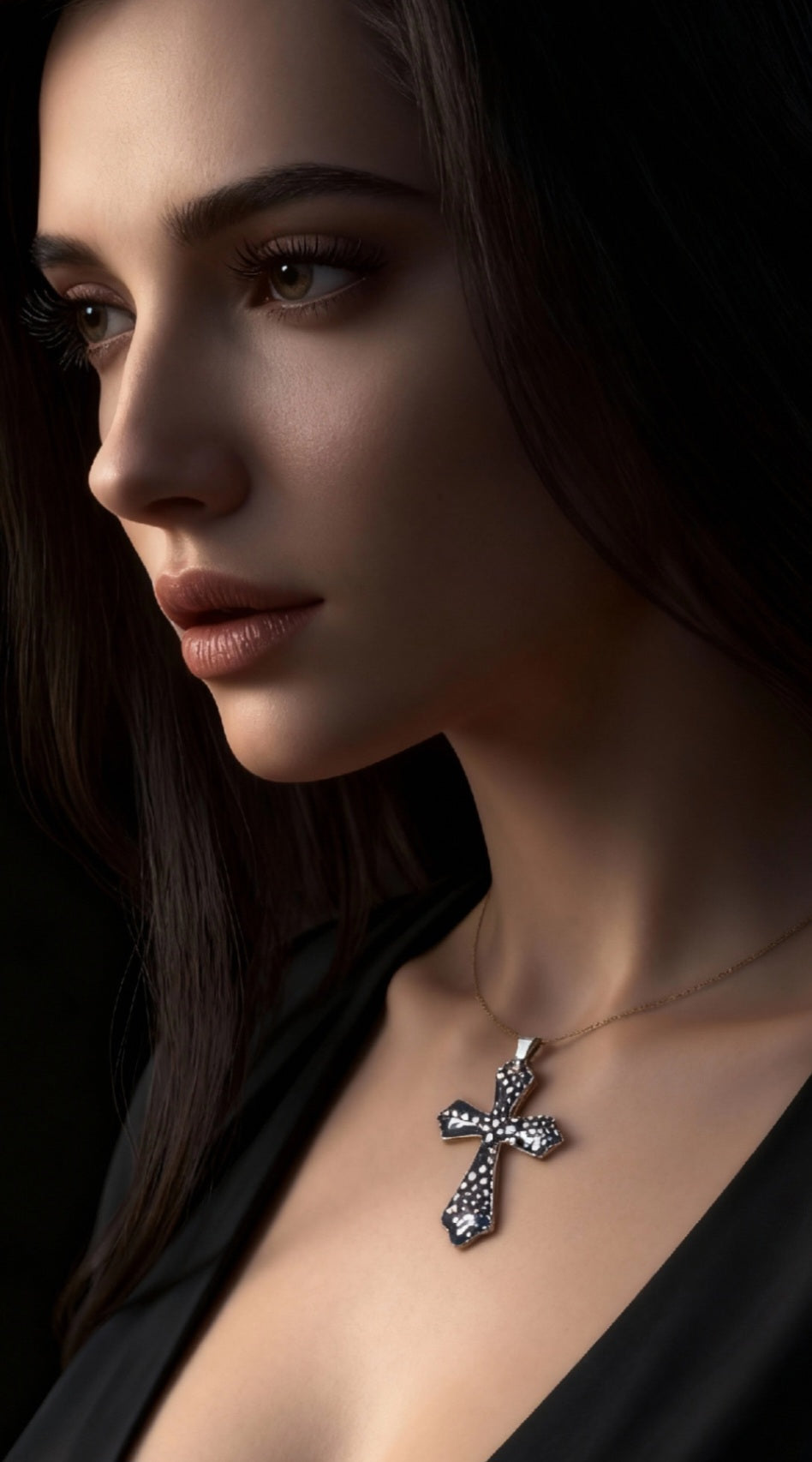 jeune femme portant un pendentif croix émaillée en forme de croix et aux petits pois d'argent . Bijou artisanal maison calub