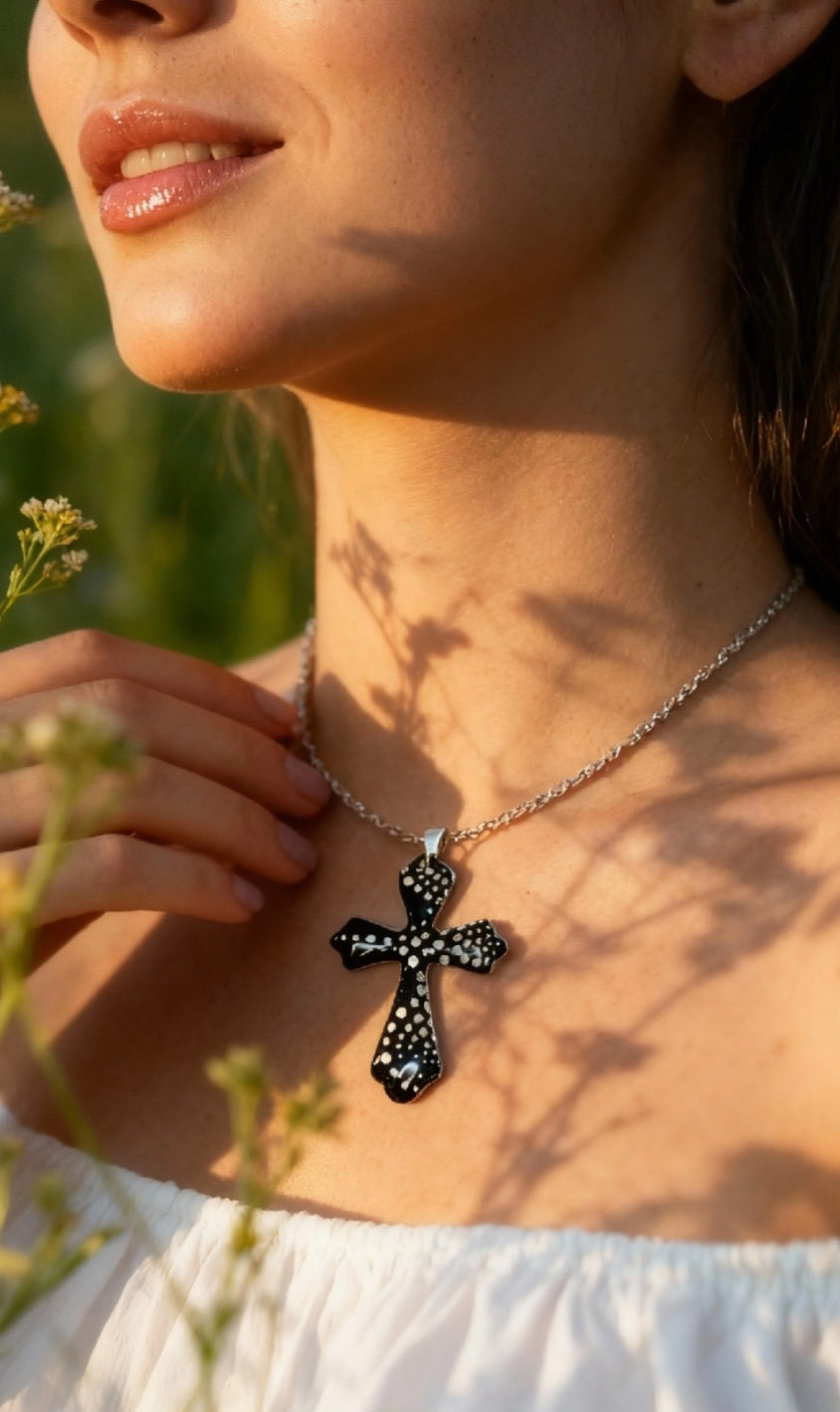 femme portant un pendentif croix émaillée en forme de croix et aux petits pois d'argent . Bijou artisanal maison calub