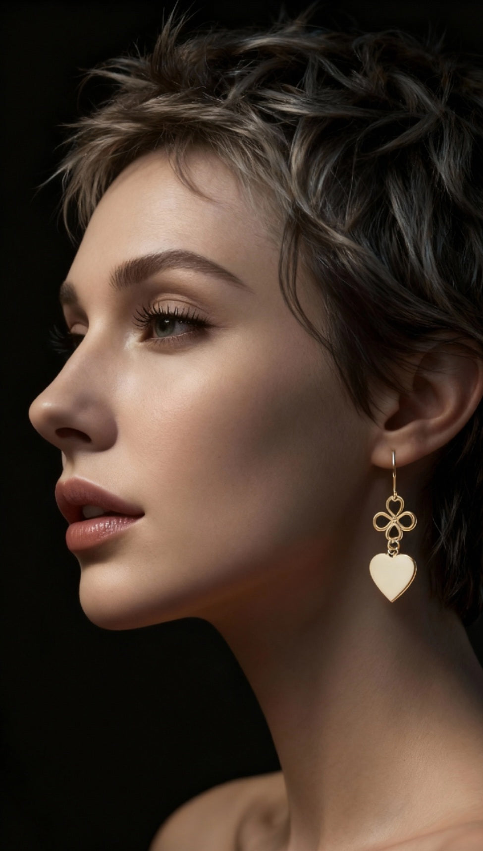 femme qui porte les boucles d'oreilles coeur en émail  blanc montage sur laiton doré. Création artisanale de maison calub. Emaux opaques