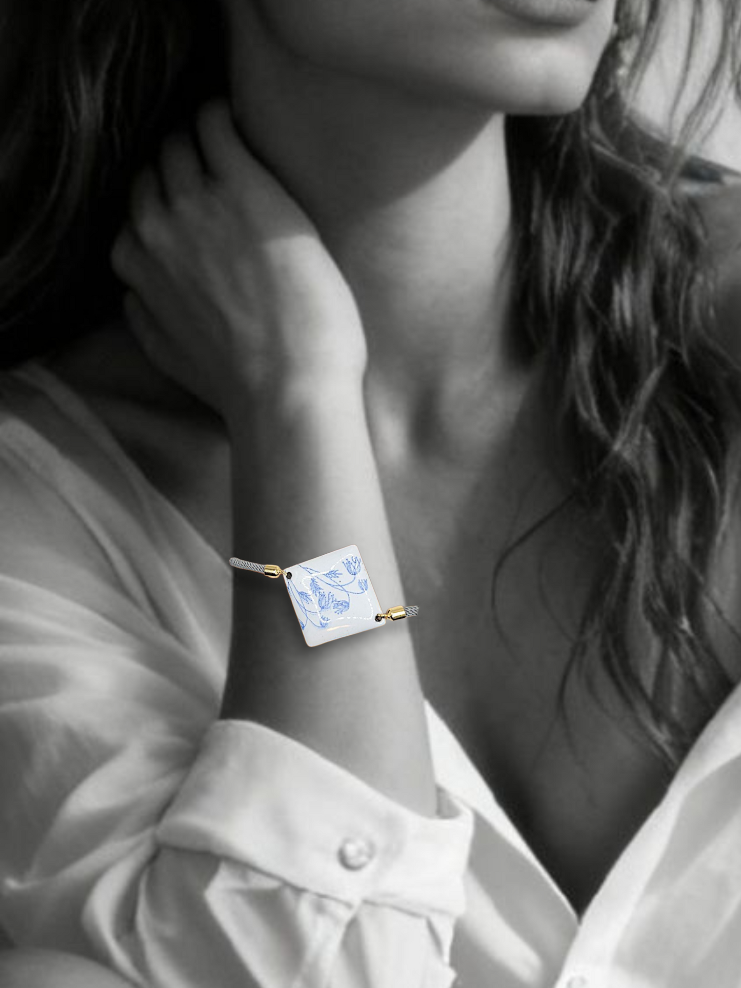 Bracelet cordon gris en émail sur cuivre de forme carrée. Les motifs bleus sur un émail blanc porcelaine dans la collection Les Uniques chez Maison Calub. Bijou artisanal