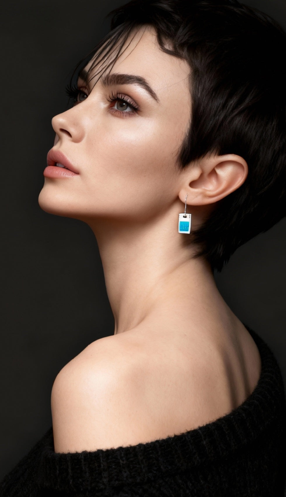 femme portant les boucles d'oreilles de la  parure émail grand feu moderne bleu sur argent fin plique-à-jour de fabrication artisanale - maison CALUB