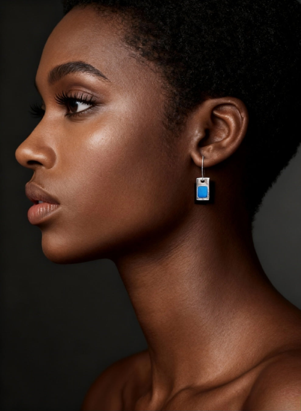 femme portant les boucles d'oreilles de la  parure émail grand feu moderne bleu sur argent fin plique-à-jour de fabrication artisanale - maison CALUB