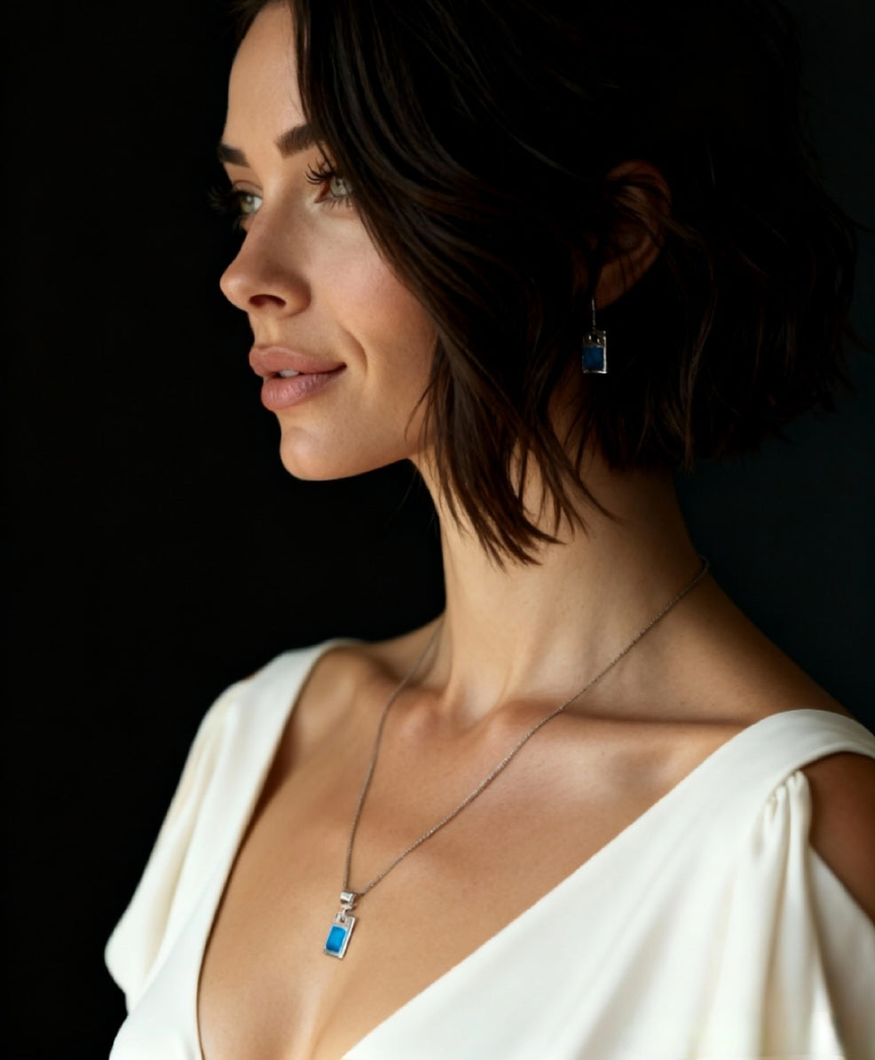 femme portant la  parure émail grand feu moderne bleu sur argent fin plique-à-jour de fabrication artisanale - maison CALUB