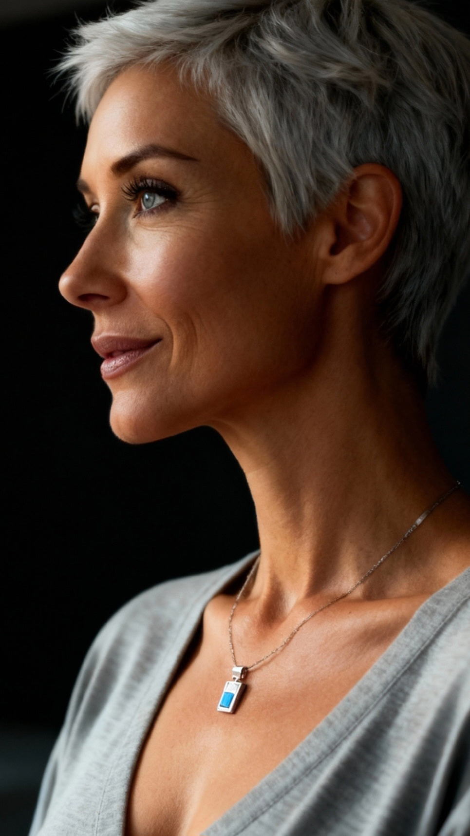 femme portant un pendentif de la  parure émail grand feu moderne bleu sur argent fin plique-à-jour de fabrication artisanale - maison CALUB