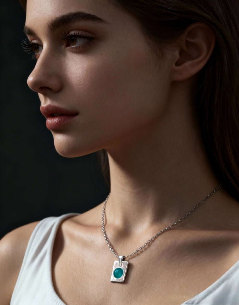 femme portant un collier moderne en émail grand feu vert translucide sur argent fin plique-à-jour maison CALUB