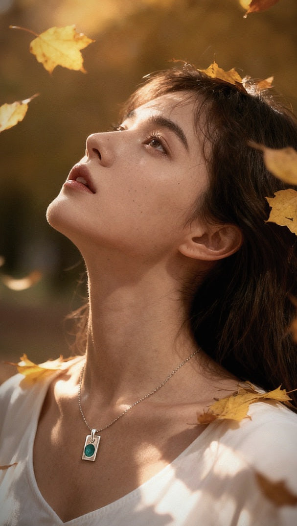 femme portant un collier moderne en émail grand feu vert translucide sur argent fin plique-à-jour maison CALUB
