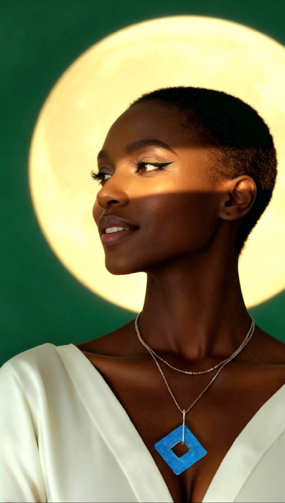 femme noire qui porte pendentif carré émail sur argent fin basse-taille montage sur collier argent - moderne - maison CALUB