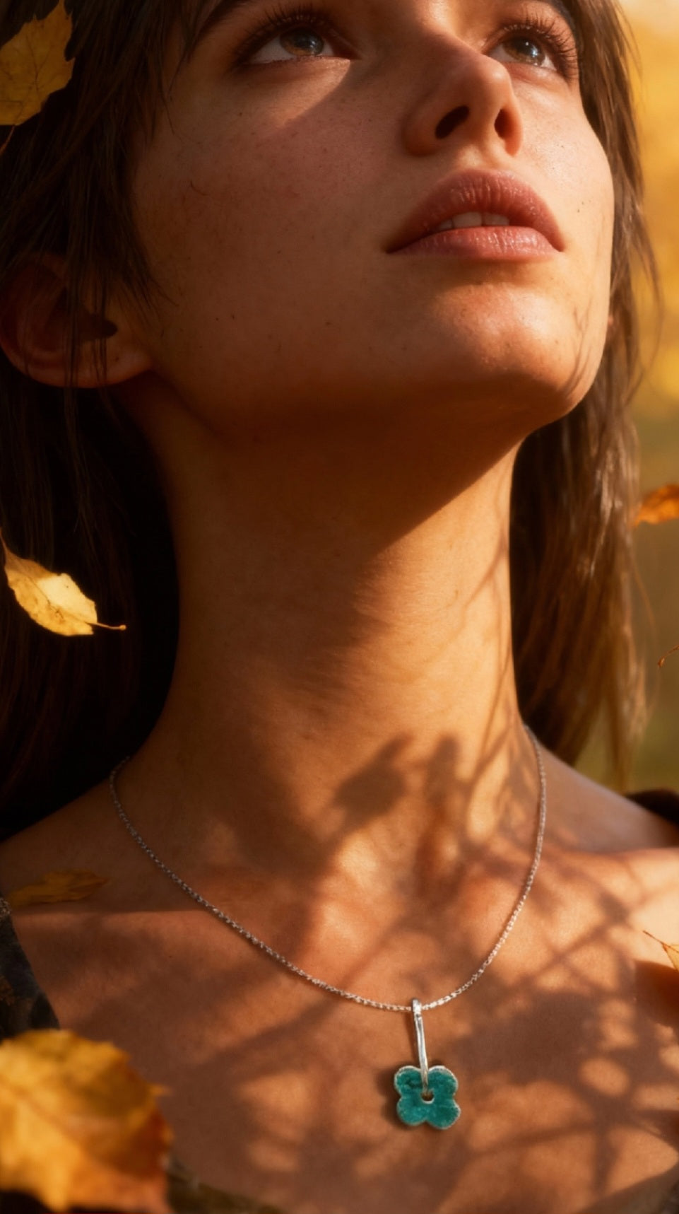 femme portant un pendentif fleur bleu en email grand feu basse-taille sur argent fin -maison CALUB - monté sur une chaine fine en argent. Création artisanale