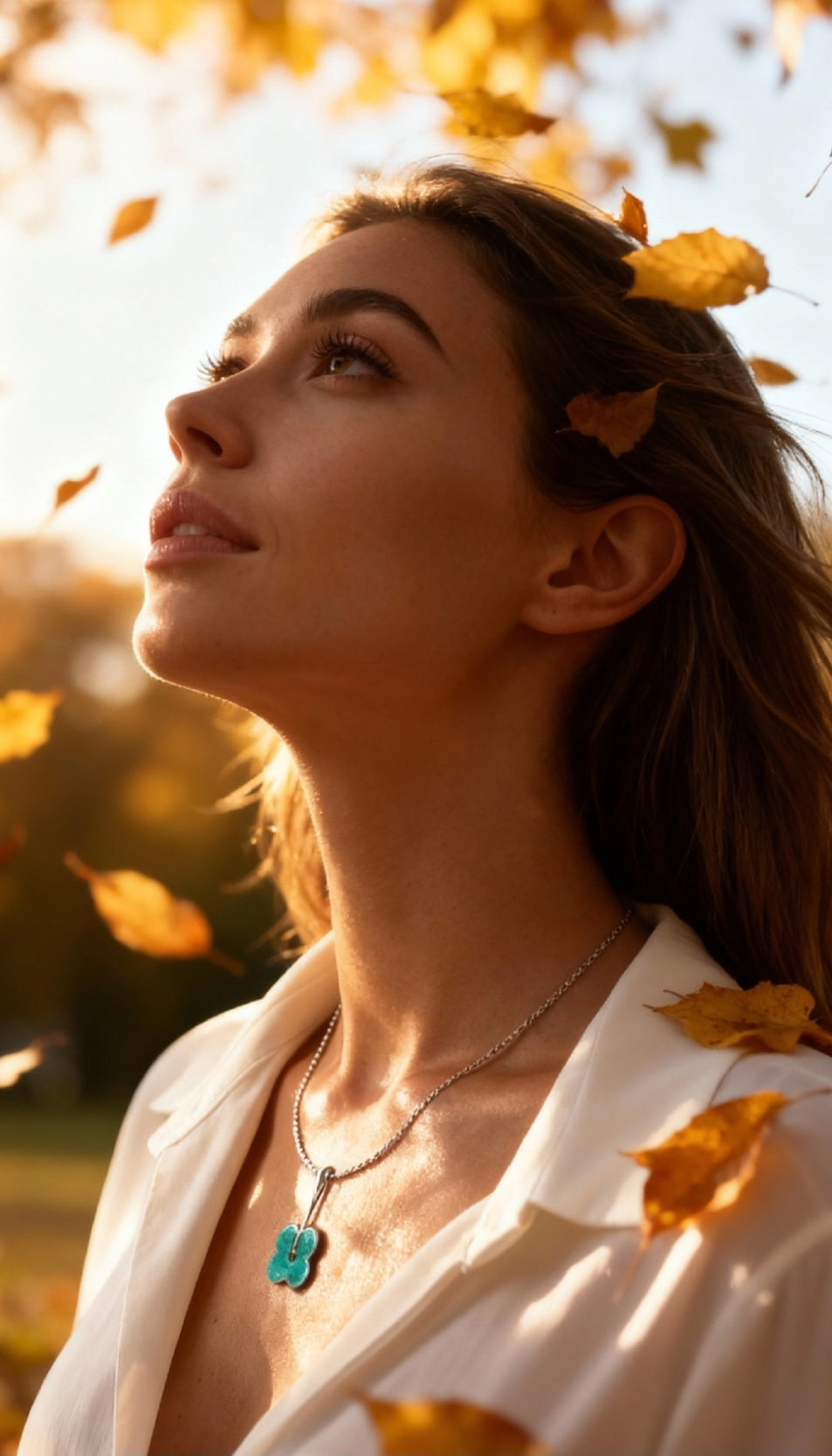 femme portant un pendentif fleur bleu en email grand feu basse-taille sur argent fin -maison CALUB - monté sur une chaine fine en argent. Création artisanale