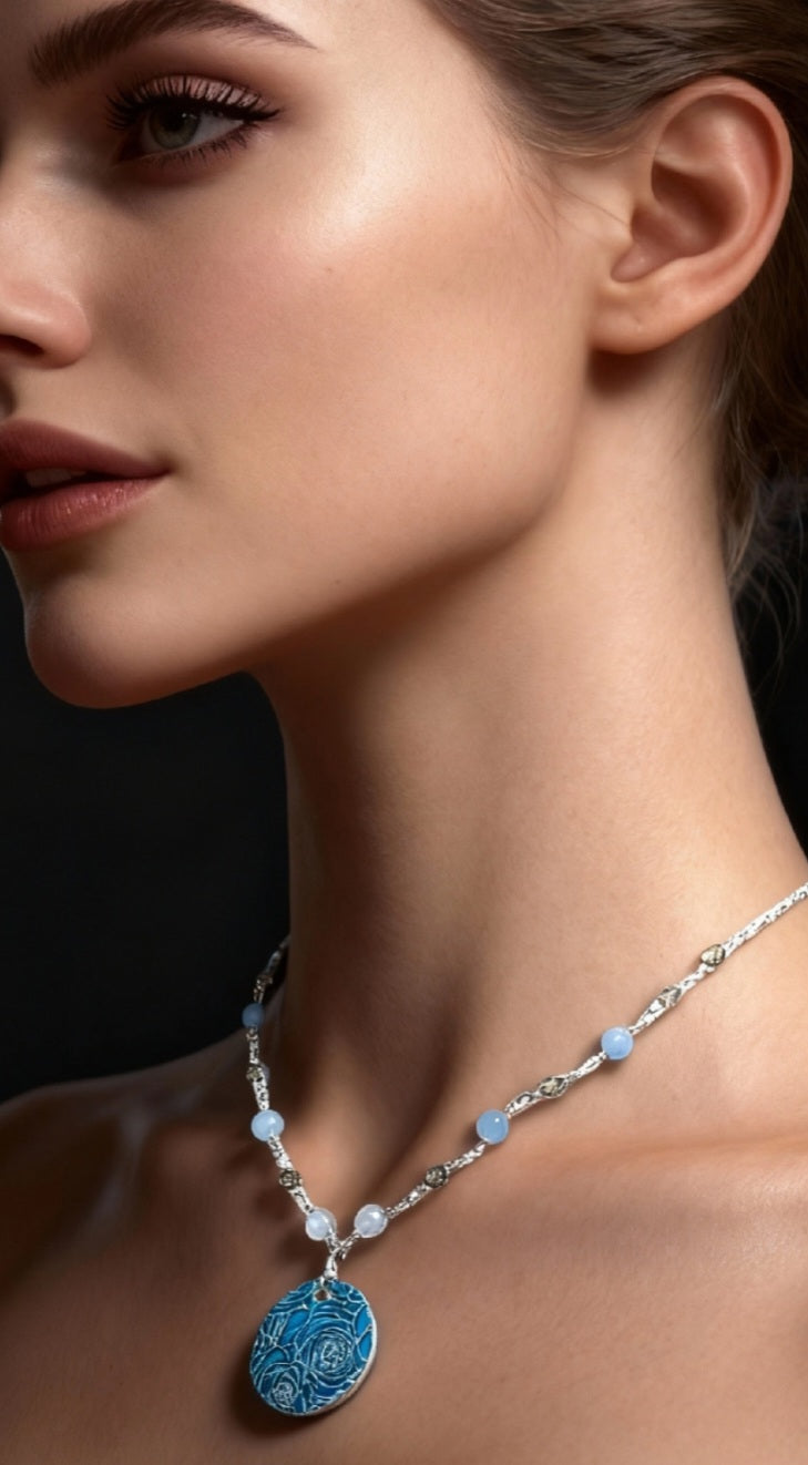 femme portant un pendentif bouquet de roses en champlevé émail sur argent fin avec rimbambelle de petites pierres naturelles et fine chaine argent. Bijou artisanal made in France chez maison calub les émaux du Luberon cadeau original