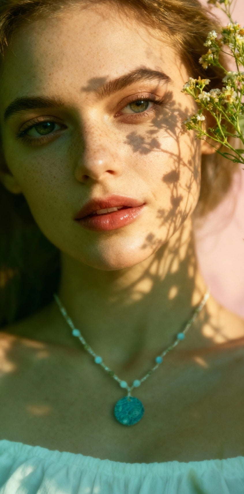 femme portant un pendentif bouquet de roses en champlevé émail sur argent fin avec rimbambelle de petites pierres naturelles et fine chaine argent. Bijou artisanal made in France chez maison calub les émaux du Luberon cadeau original