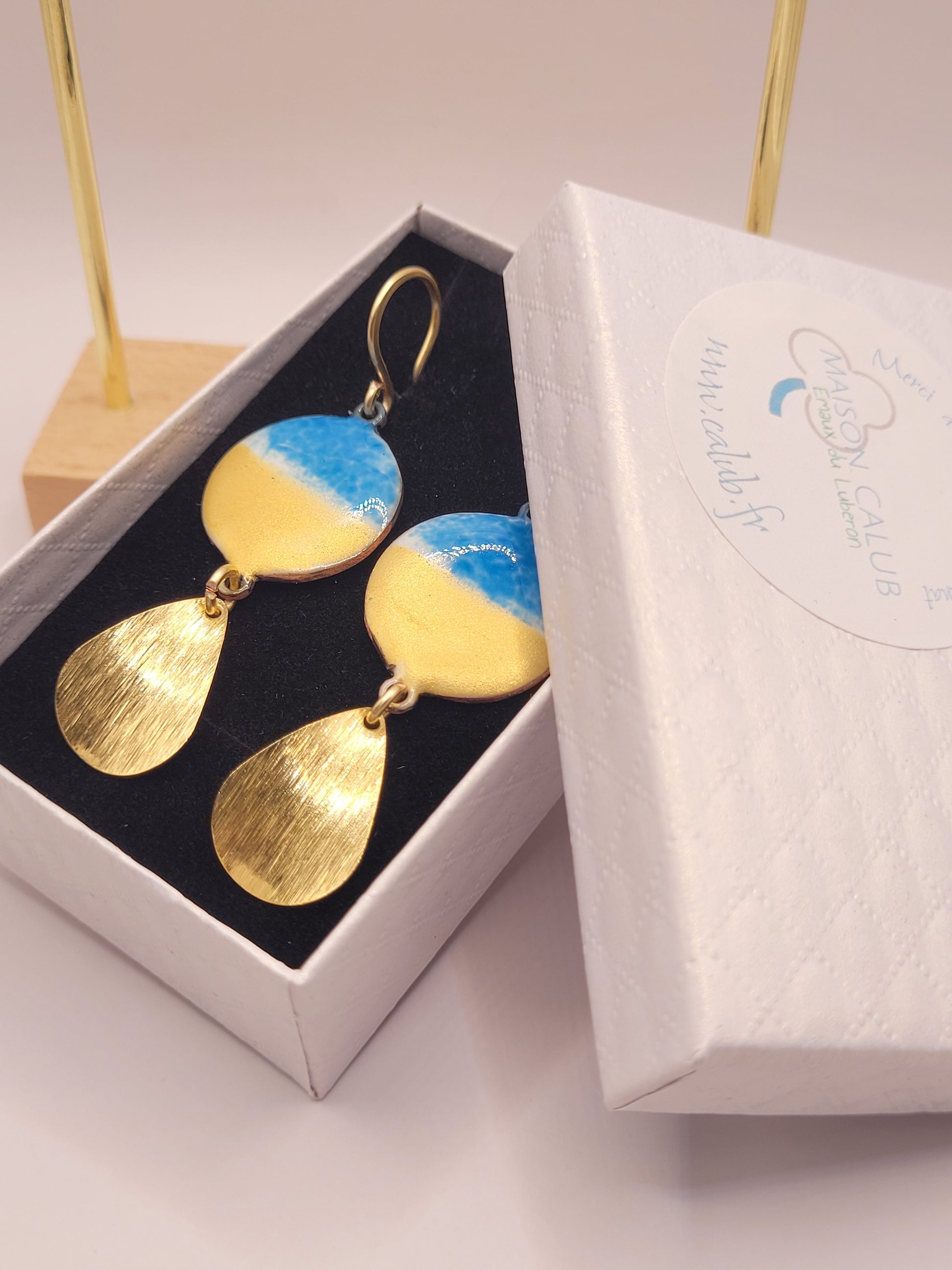 bijou artisanal boucles d'oreilles effet pplage de sable en email sur cuivre  fabriqué main, pendant avec breloque laiton, une création maison calub