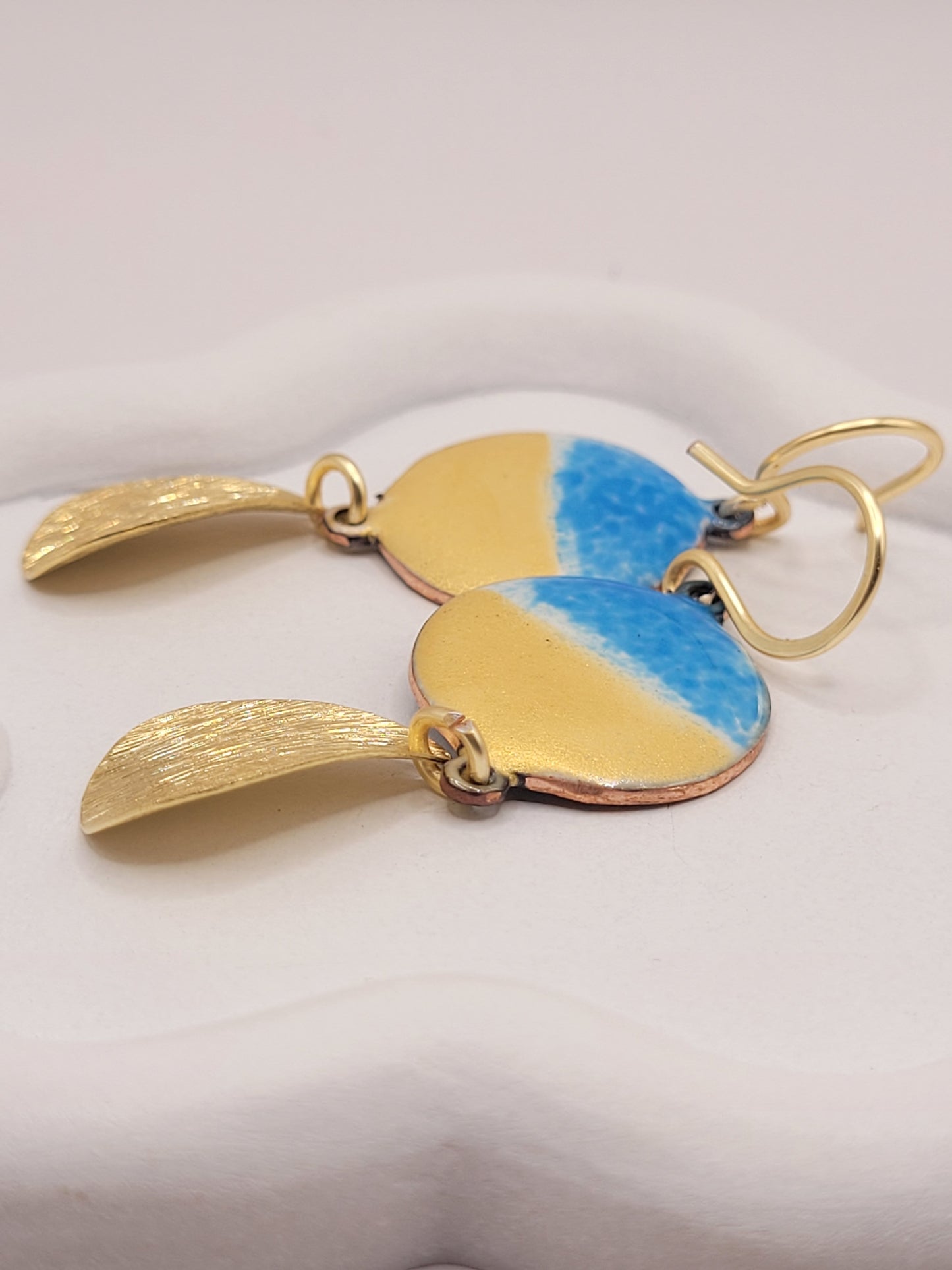 bijou artisanal boucles d'oreilles effet pplage de sable en email sur cuivre  fabriqué main, pendant avec breloque laiton, une création maison calub