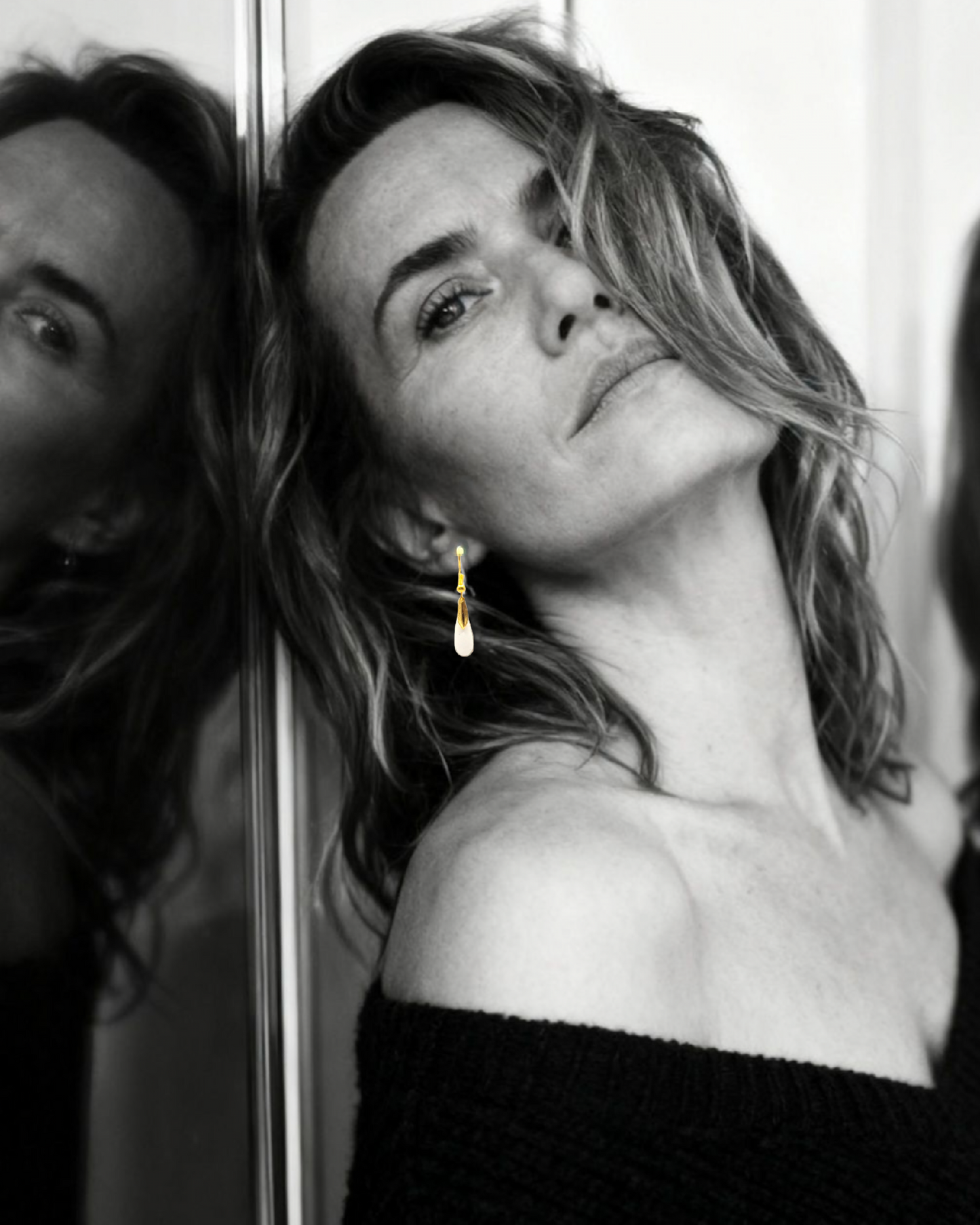 bijou artisanal boucles d'oreilles en email blanc et agrémentées d'une petite feuille dorée très simples et légères création maison Calub. Femme glamour