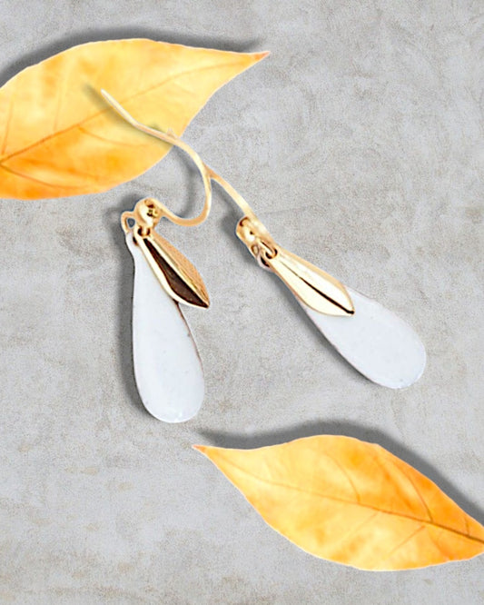 bijou artisanal boucles d'oreilles en email blanc et agrémentées d'une petite feuille dorée très simples et légères création maison Calub. Fond gris