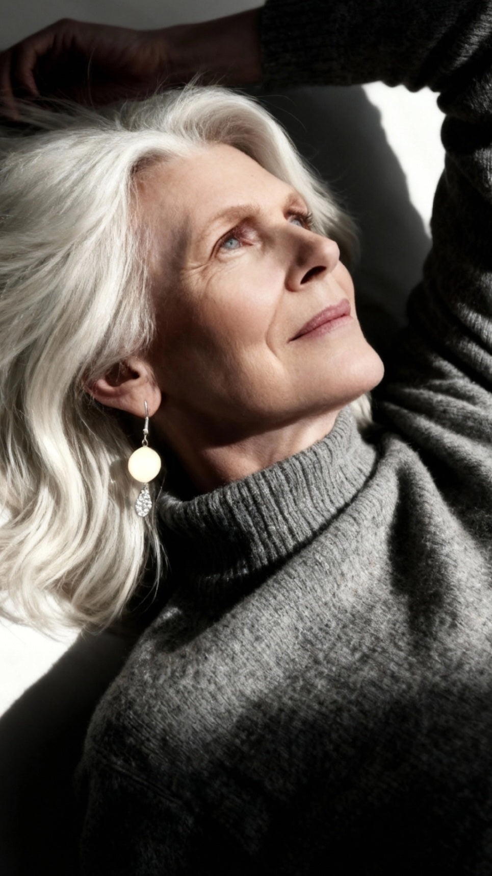 bijou artisanal chic pour ces boucles d'oreilles en émail sur cuivre ablanc crème avec une breloque d'argent fin pépite mobile de chez maison calub. photo d'art
