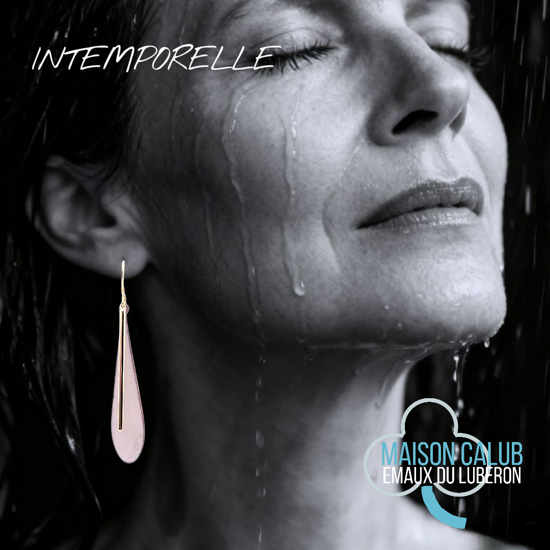 bijou artisanal boucles d'oreilles en email blanc grème et agrémentées d'une longue breloque dorée très simples et légères création maison Calub. Style intemporel