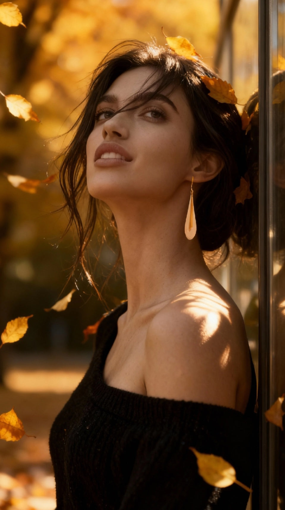 bijou artisanal boucles d'oreilles en email blanc grème et agrémentées d'une longue breloque dorée très simples et légères création maison Calub. Femme en automne