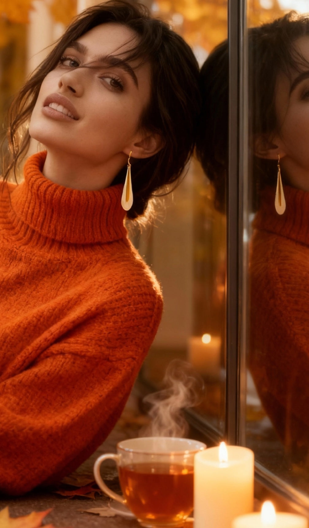 bijou artisanal boucles d'oreilles en email blanc grème et agrémentées d'une longue breloque dorée très simples et légères création maison Calub. Photo artistique