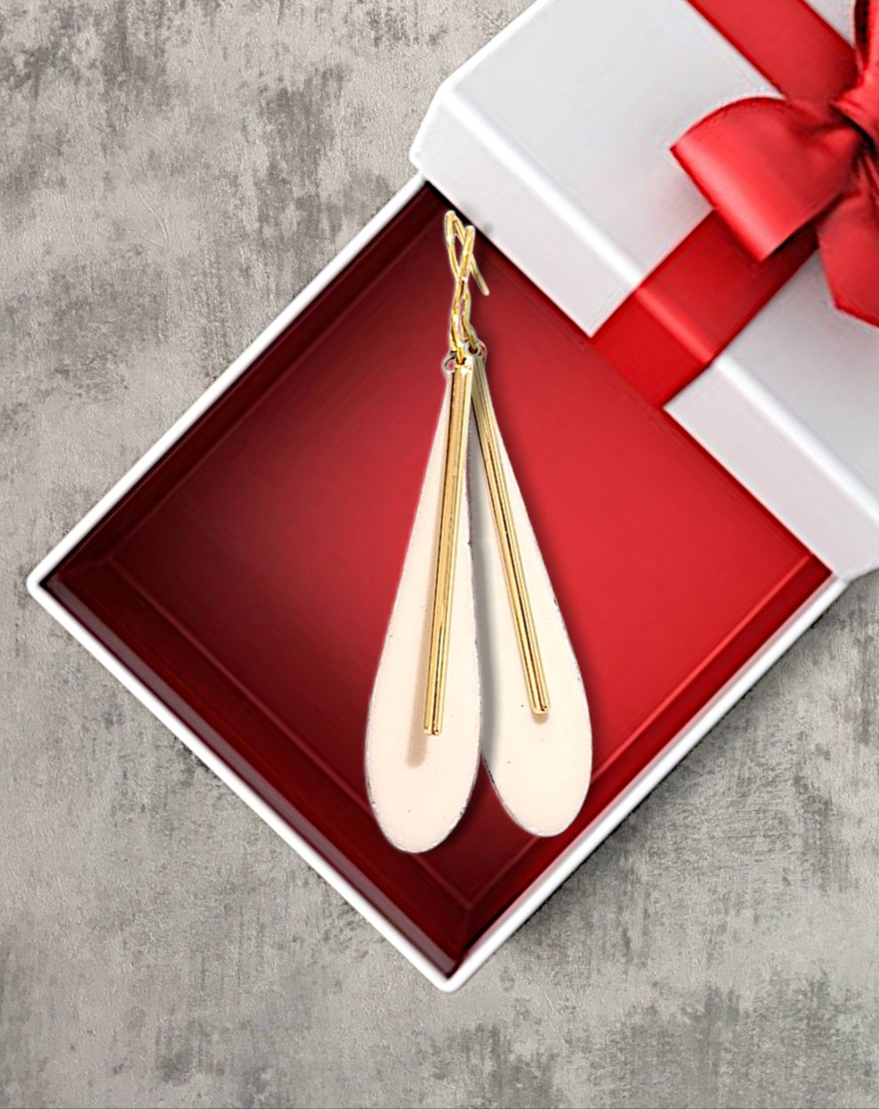 bijou artisanal boucles d'oreilles en email blanc grème et agrémentées d'une longue breloque dorée très simples et légères création maison Calub. Dans une boite cadeau