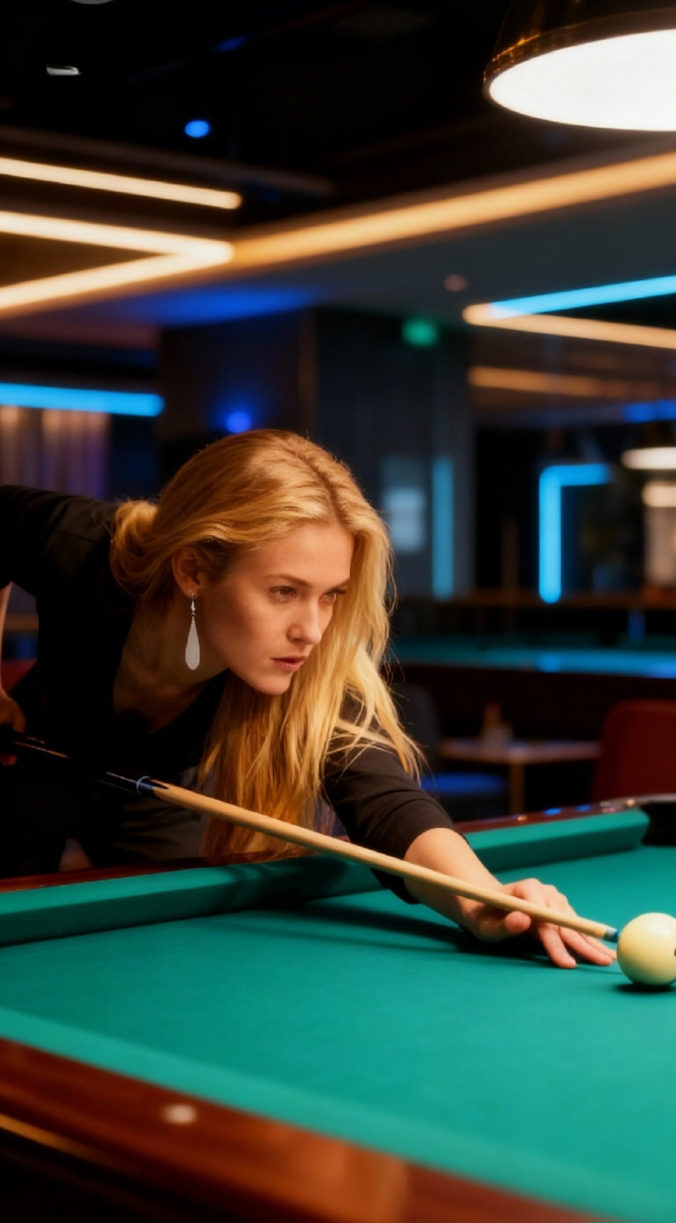 bijou artisanal boucles d'oreilles en email blanc grème avec incrustation d'un fil d'argent. design contemporain sobre et intemporel création maison Calub. Jeune femme au billard