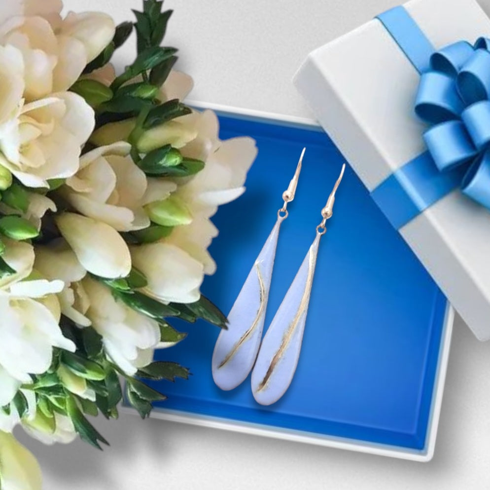 bijou artisanal boucles d'oreilles en email blanc grème avec incrustation d'un fil d'argent. design contemporain sobre et intemporel création maison Calub. Version bleue dans boite cadeau