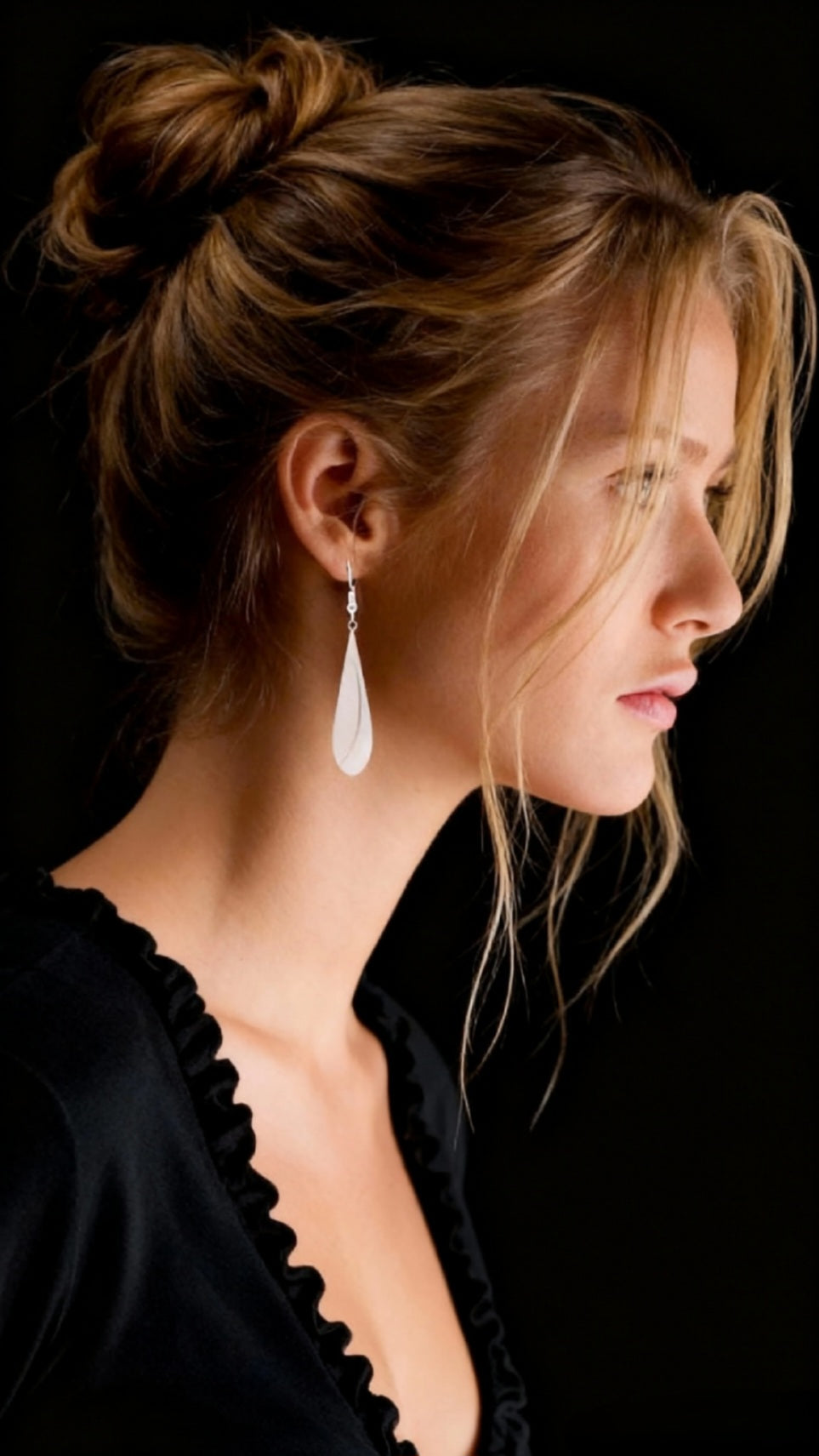 bijou artisanal boucles d'oreilles en email blanc grème avec incrustation d'un fil d'argent. design contemporain sobre et intemporel création maison Calub. Fond noir