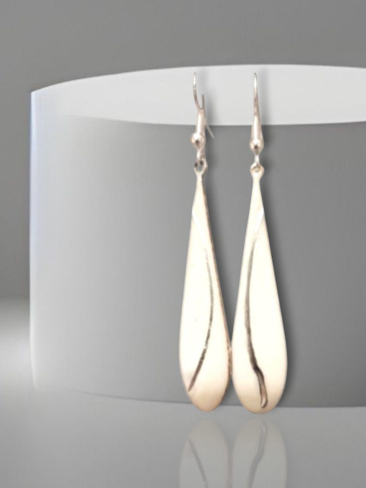 bijou artisanal boucles d'oreilles en email blanc grème avec incrustation d'un fil d'argent. design contemporain sobre et intemporel création maison Calub. 