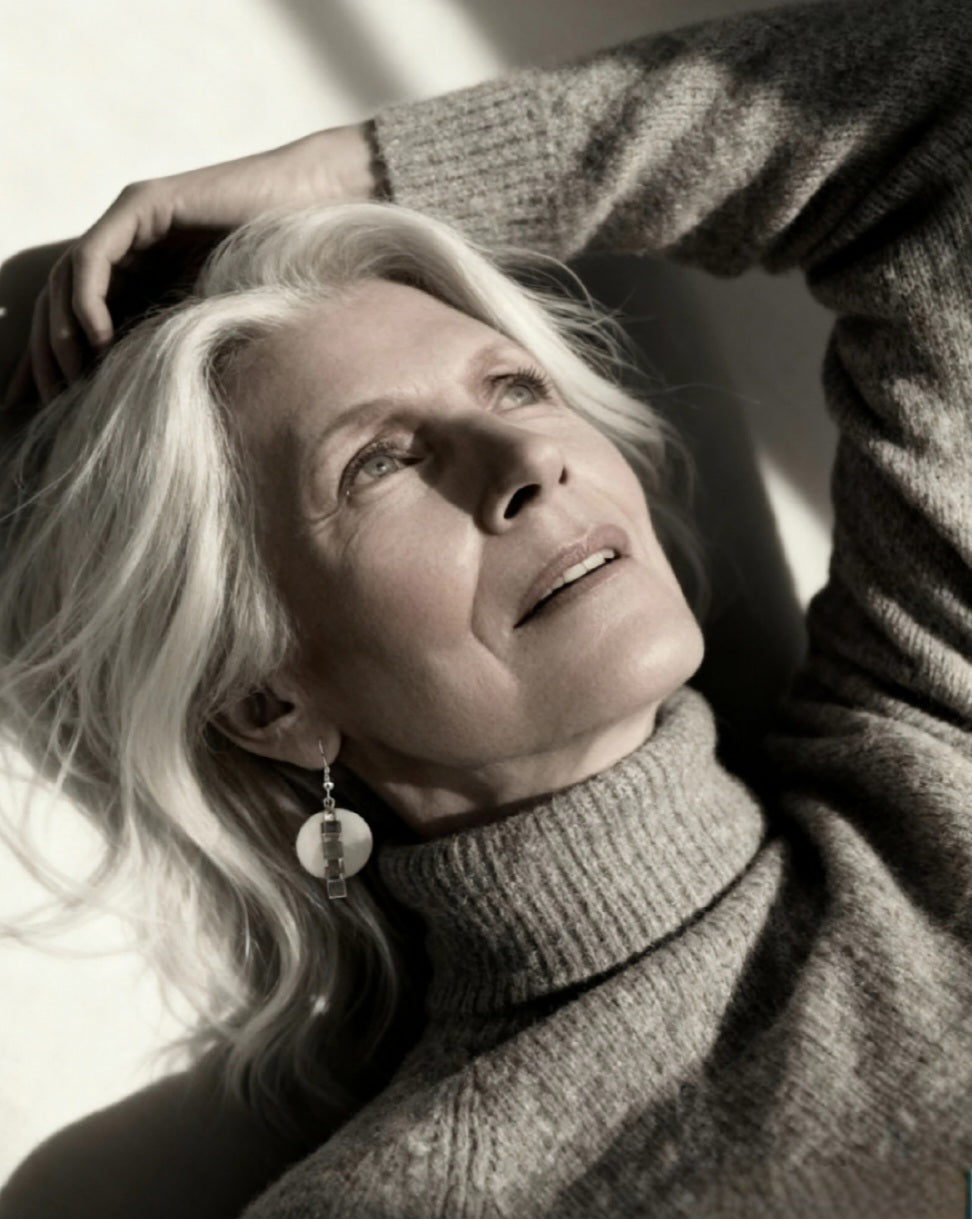 femme portant les boucles d'oreilles rondes pendant émaux de la maison CALUB, bijou artisanal en email avec perles miyuki