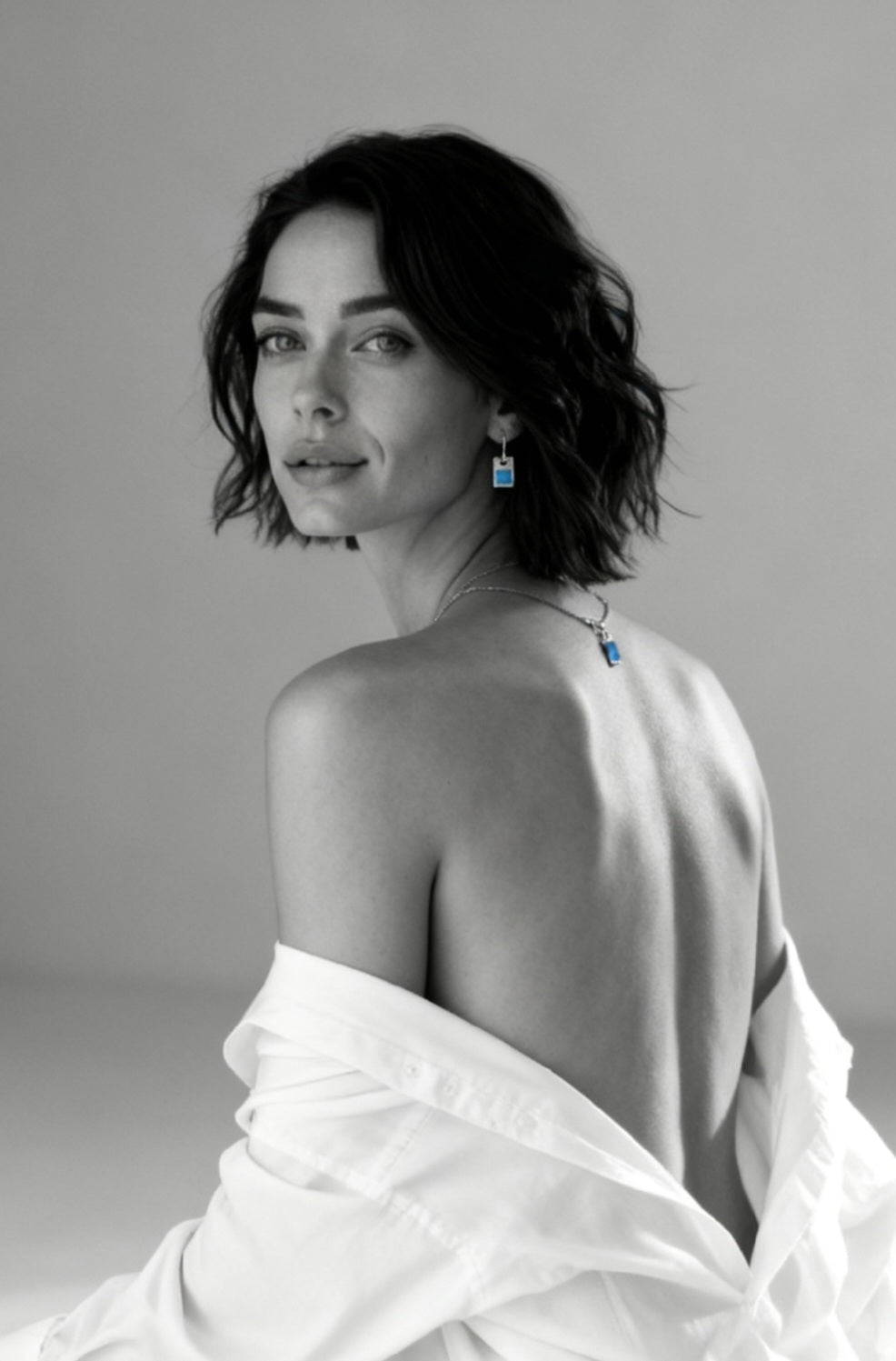 parure, bijou artisanal en émail grand feu, boucles d'oreilles et pendentif bleu contemporain de chez maison Calub