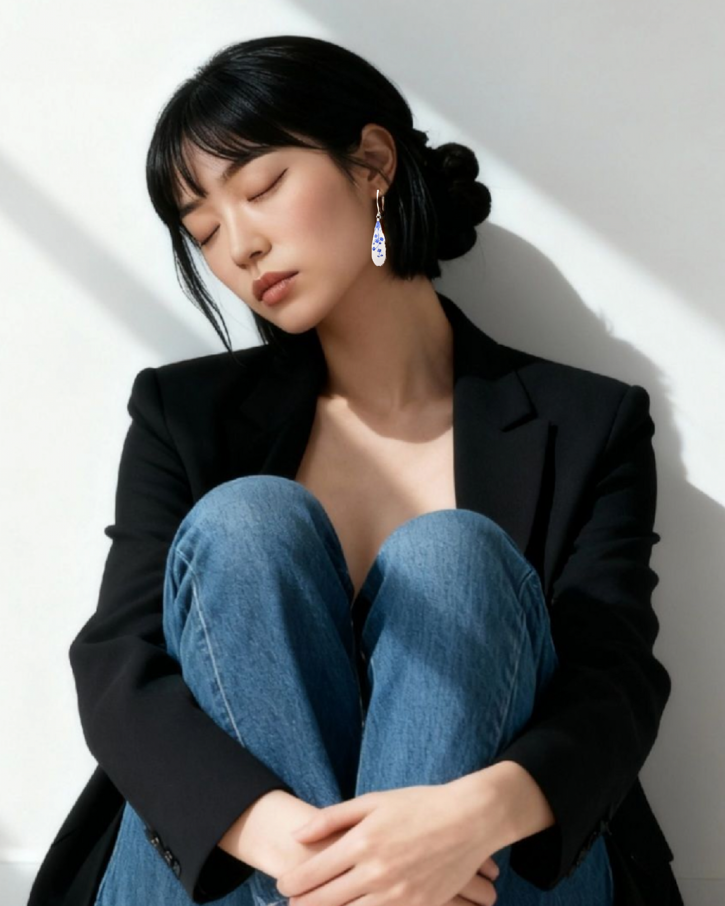 bijou fait main  made in France en émail, petites boucles d'oreilles effet porcelaine de maison Calub, email sur cuivre  fabriqué main, pendant forme goutte création artisanale