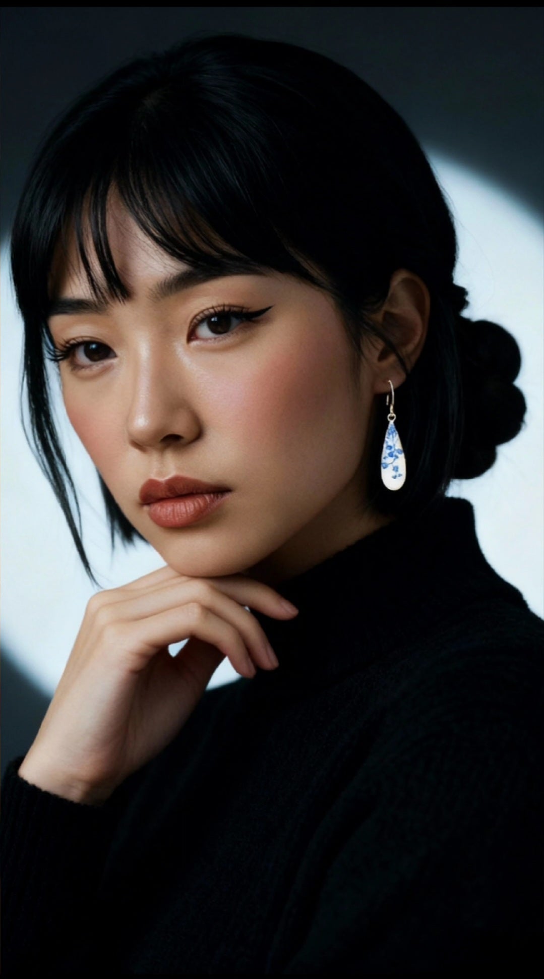 bijou fait main  made in France en émail, petites boucles d'oreilles effet porcelaine de maison Calub, email sur cuivre  fabriqué main, pendant forme goutte création artisanale